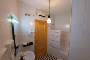 een badkamer met een wastafel, een toilet en een douche bij Apartamentos Entreteatros, fantástico duplex casco histórico in Talavera de la Reina