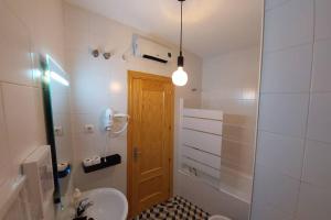 un bagno con lavandino, WC e doccia di Apartamentos Entreteatros, fantástico duplex casco histórico a Talavera de la Reina