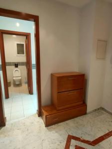 La salle de bains est pourvue d'une commode et de toilettes. dans l'établissement FLAT JINEN DU LAC 2, à Tunis