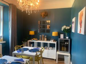 comedor con paredes azules, mesa y sillas en Burnbank BnB, en Tobermory
