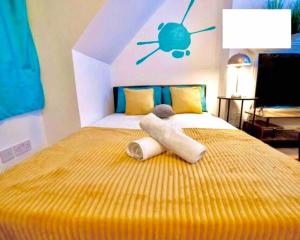 ein Schlafzimmer mit einem großen Bett mit Krabben an der Wand in der Unterkunft Charming Studio in Golders Green in London