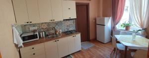 Kuchyň nebo kuchyňský kout v ubytování Bookinist Apartment