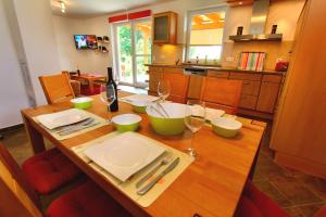 eine Küche mit einem Holztisch mit Weingläsern in der Unterkunft HAUS MÜRITZBRISE / EG-Fewo in Klink