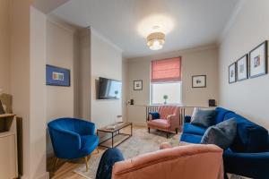 a living room with blue chairs and a blue couch at Swan House - Free Parking - Ten minute walk to train station - Perfectly located for City Centre & Racecourse in York