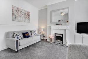 een woonkamer met een bank en een open haard bij Stylish 3-Bedroom Oasis in Darlington, Sleeps 5 in Darlington