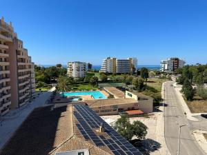 vista para um edifício com piscina em Amazing Sea View Apartment Praia da Rocha em Portimão