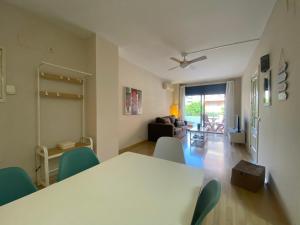 sala de estar con mesa blanca y sillas en Espectacular 4 pax con piscina a 250 m de la playa - LAVANDE PETIT en Lloret de Mar