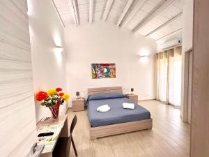 1 dormitorio con 1 cama y 1 mesa en Colle Greco, en Agrigento