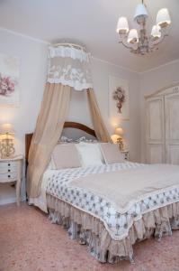 1 dormitorio con 1 cama grande con dosel en Vacanze Romantiche a Modica, en Módica