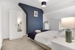 Letto o letti in una camera di Inviting 2-Bedroom Home in Coxhoe, Sleeps 4