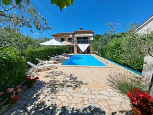 Piscina de la sau aproape de Spacious apartment in Pula for 6 persons and with a big swimming pool