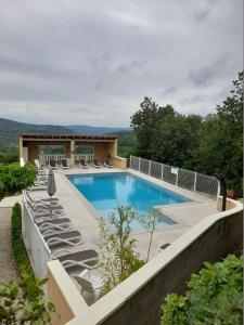 Piscina a Gîtes de l'Esquirou o a prop