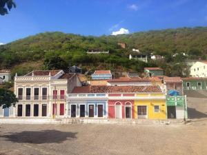 un grupo de edificios frente a una montaña en Pousada Recanto da Vila en Piranhas