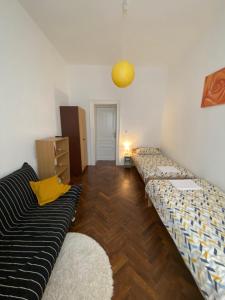 a living room with a couch and a bed at Apartman Anđela Pula Centar in Pula