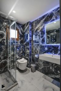 Koupelna v ubytování Hotel Alpha
