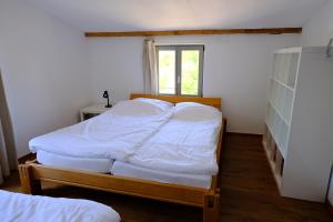 a bedroom with two beds and a window at Kutscherhaus Thorstorf in Warnow