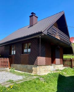 una casa marrone con tetto di gamberetti di Chatka Valaška a Terchová