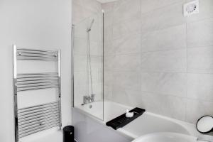 ein weißes Badezimmer mit Dusche und Waschbecken in der Unterkunft Stunning 4-Bedroom, 2 Bathrooms in Sunderland in Sunderland