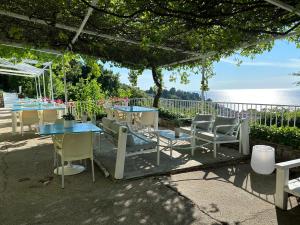 um grupo de mesas e cadeiras sob uma pérgola em VISTA del MAR em Piran