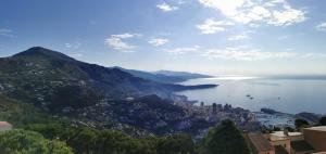 uma vista para uma cidade e um corpo de água em Villa with unique & breathtaking view over Sea, Monte-Carlo, Italy & Alps em La Turbie