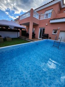 una piscina frente a una casa en La casa Latina, en Vinarós