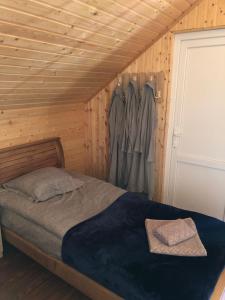 a bedroom with a bed in a wooden cabin at Kesane in Jut'a