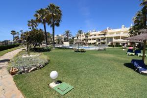 een golfbal op het gras in een resorttuin bij Las Mimosas in La Cala de Mijas