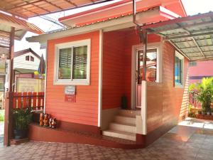 a small house with an open door on a street at บุญจินดา รีสอร์ท in Ban Phayom