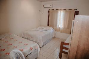 Säng eller sängar i ett rum på Aconchego - Casa 3/4 - ar condicionado nos 3/4 -garagem