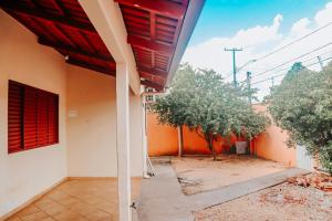 an external view of a house with trees at Aconchego - Casa 3/4 - ar condicionado nos 3/4 -garagem in Palmas