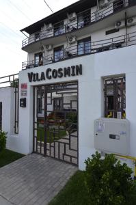 コスティネシュティにあるVila Cosminの白い建物