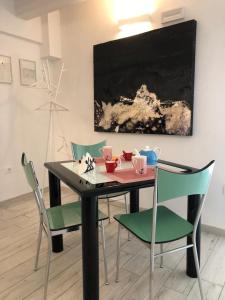 Un Capriccio - Ginepro في Aieta: طاولة طعام مع كرسيين وطاولة مع أكواب
