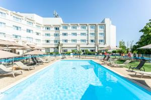 Bazén v ubytování Novotel Bourges nebo v jeho okolí