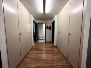 um corredor com portas brancas e piso de madeira em Spacious Apartment in luxurious Villa-Geneva em Genebra