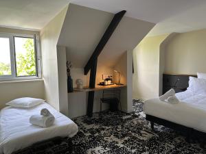 Postel nebo postele na pokoji v ubytování Logis Hôtel & Restaurant Le Vert Bocage