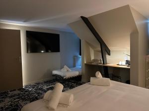Postel nebo postele na pokoji v ubytování Logis Hôtel & Restaurant Le Vert Bocage