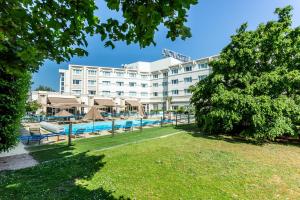 Bazén v ubytování Novotel Bourges nebo v jeho okolí
