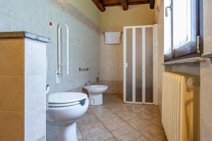 La salle de bains est pourvue de toilettes et d'un lavabo. dans l'établissement Cascina Veja, à Chiusa di Pesio