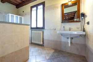 Chiusa di PesioにあるCascina Vejaのバスルーム(洗面台、鏡付)