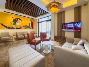 TV a/nebo společenská místnost v ubytování Dedeoğlu Port Hotel