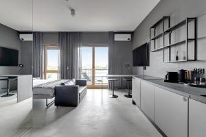 Televízia a/alebo spoločenská miestnosť v ubytovaní Apartament Gdańsk Premium Lux Nadmotławie