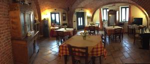 ヴォルピャーノにあるB&B I tre gadanのテーブルと椅子が備わるレストラン