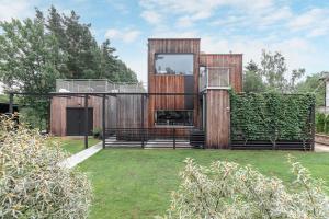 uma casa com revestimento em madeira num jardim em Swedish Elegance & Luxury Home em Estocolmo