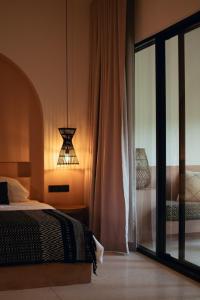 阿漢伽馬的住宿－Black Honey，一间卧室设有一张床和一个玻璃门