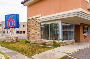 a building with a number six sign in front of it at Motel 6 Riverton WY in Riverton