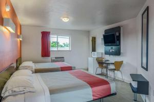 Habitación de hotel con 2 camas y TV en Motel 6 Riverton WY en Riverton