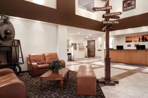 Posezení v ubytování Days Inn by Wyndham Dawson Creek