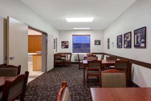 Posezení v ubytování Days Inn by Wyndham Dawson Creek