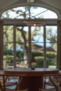 a table with a lamp in front of a window at Apartment Søglas in Gmund am Tegernsee