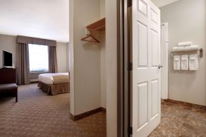 Postel nebo postele na pokoji v ubytování Days Inn by Wyndham Dawson Creek